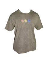 Remera color gris con efecto gastado, de manga corta y cuello redondo. Estampado frontal con tres flores de colores.