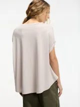 Remera marrón de corte amplio, cuello redondo y mangas cortas con dobladillo.