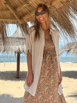 Sobre camisa color beige de lino con mangas 3/4.