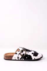 Zuecos con estampado de vaca en blanco y negro, con hebilla metálica ajustable y plantilla de corcho.