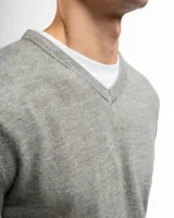 Sweater negro de punto con cuello en V, de calce regular.