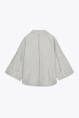 Camisa oversize a rayas verticales color verde y blanco, de cuello solapa y escote pico, con mangas anchas 3/4 terminadas en vuelta y bajo asimétrico.