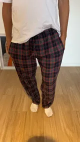 Pantalón de pijama de franela con diseño escocés, elástico en la cintura y dos bolsillos.