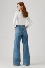 Pantalón de jean celeste de corte wide leg.