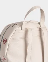 Mochila negra de cuerina con relieve y doble bolsillo frontal con cierre.