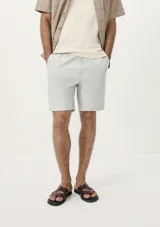 Bermuda rosada de corte recto con cintura elástica y bolsillos laterales.