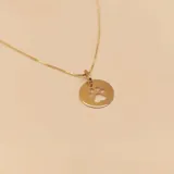 Gargantilla de oro amarillo 9k con dije circular calado con forma de huella de perro.