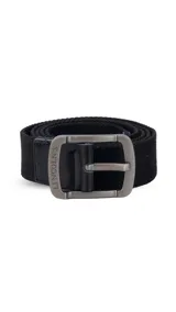 Cinturón casual negro de tela canvas con hebilla metálica plateada y detalles en cuero sintético negro.