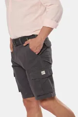 Bermuda cargo gris con cinturón, confeccionada en tejido de algodón con elasticidad, con bolsillos laterales y detalles en bolsillos traseros con solapa.
