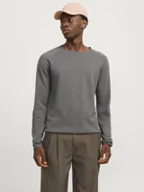 Sweater gris de punto con cuello redondo y mangas largas.