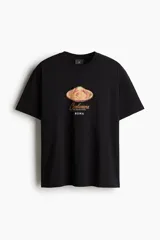Remera negra de corte holgado con estampado de un plato de pasta carbonara y texto en color ocre.