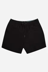 Short de baño liso color negro, con suspensor interno, cintura elástica ajustable con cordón, dos bolsillos laterales y uno trasero. Confeccionado en tela ligera de secado rápido y logo en goma.