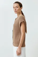 Cardigan tostado de tejido de punto acanalado, con escote en V, manga corta y cierre frontal con botones.