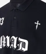 Remera boxy de mangas cortas, confeccionada en algodón, color negro, con cuello polo y lettering "93 MAD" y una cruz estampada en la parte delantera.