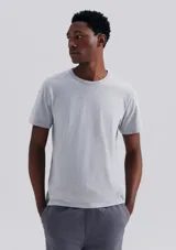 Camiseta gris de manga corta, cuello redondo y corte slim fit.