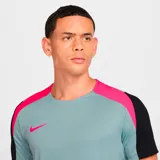 Remera deportiva Nike Strike de hombre, color celeste con mangas cortas negras y detalles en fucsia en hombros y logo.