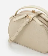 Cartera bandolera pequeña color dorado, con textura y doble cierre de cremallera. Incluye asa larga y correa de mano.