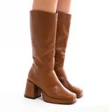 Bota de cuero color marrón, con taco de madera forrado en cuero, punta cuadrada y cierre lateral.