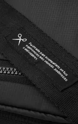 Riñonera negra con múltiples bolsillos con cierre y correa ajustable con hebilla.