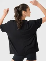Remera negra oversize de tela fresca y cómoda, con logo pequeño estampado en el pecho.