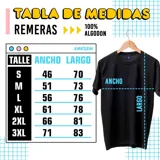 Remera negra con estampado de Reptar, personaje de Rugrats, y texto en japonés.