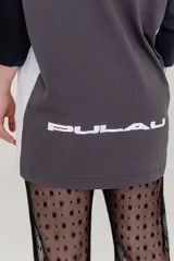 Pantalón negro acampanado de encaje con pequeños motivos florales.