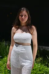 Pantalón de encaje azul marino con cintura alta elastizada.