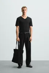 Camiseta negra de algodón con cuello en V y manga corta.