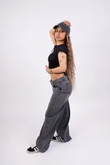 Pantalón de jean gris oscuro, corte wide leg y tiro bajo.