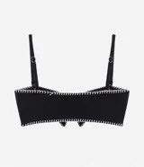 Top de bikini bandeau negro con tirantes extraíbles, lazo delantero y pespunte contrastante blanco.
