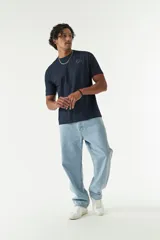 Pantalón jean celeste de corte amplio y tiro medio.