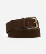 Cinturón de cuero marrón con pelo y hebilla cuadrada de metal color bronce envejecido.