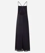 Vestido midi negro de tul con estampado de una rosa rosa en el frente, breteles finos y escote redondo.