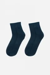 Set de tres medias lisas al tobillo para hombre, en colores variados.