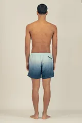 Short de baño con degradé de celeste a azul marino, con cintura elástica ajustable, dos bolsillos laterales y uno trasero con cierre. Cuenta con suspensor de malla fina hipoalergénico y protección UV 50.