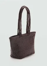 Bolso tipo tote de cuero trenzado color marrón oscuro, con doble asa de hombro y cierre magnético.