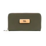Billetera verde con cierre, confeccionada en poliuretano. Presenta un aplique rectangular color beige con el logo XL en el centro. Cuenta con múltiples compartimentos internos y herrajes plateados.