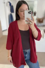 Saco de hilo color chocolate, de mangas 3/4 y corte holgado.