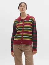 Cardigan de algodón con estampado de rombos en tonos marrón, beige y azul. Tiene cuello camisero, cierre frontal con botones azules y calce suelto.