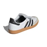Championes Adidas Samba LT de cuero blanco con detalles en negro y suela de goma color caramelo.