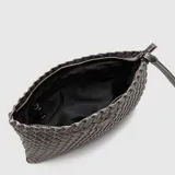Clutch plateado tejido con asa de mano.