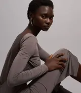 Vestido midi marrón de poliéster y elastano, con cuello redondo, mangas largas, espalda descubierta, fruncido en la parte baja de la espalda y abertura en la falda.