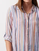 Camisa larga de rayón marca Robert Louis, con estampado a rayas verticales en tonos coral y blanco. Tiene cuello con solapa, abertura central con botones, mangas largas regulables con presilla y botón, y tajos laterales.