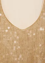 Vestido largo de fiesta color dorado con lentejuelas, cuello halter, espalda descubierta y forro interior.