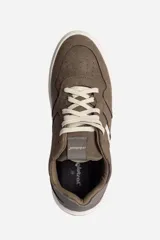 Zapatillas urbanas blancas con detalles en gris, cordones blancos y suela color crema.