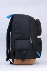 Mochila Discovery de color negro con base reforzada en tono camel. Posee un compartimento principal, dos bolsillos frontales con cremallera y bolsillos laterales con solapa. Presenta detalles en color azul en el asa y cierres, junto con el logo de la marca en el frente.