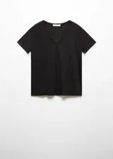 Camiseta negra de lino con cuello en V y mangas cortas.