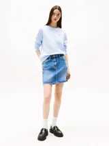 Buzo celeste de cuello redondo, confeccionado en felpa de mezcla de algodón peinado. Tiene cuello, puños y bajo de punto canalé. El logo de Tommy Jeans está bordado en el pecho.