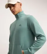Buzo deportivo verde agua para hombre, confeccionado en algodón y poliéster. Cuenta con cuello alto con cremallera, manga larga con ajustes, bolsillo canguro y doble tejido interno.