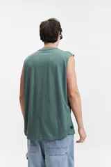 Musculosa verde con estampado de palmeras y texto "Love Dream" y "Mistral".